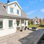 Modernt Hus Med Parkeringsplatser Och Traedgard