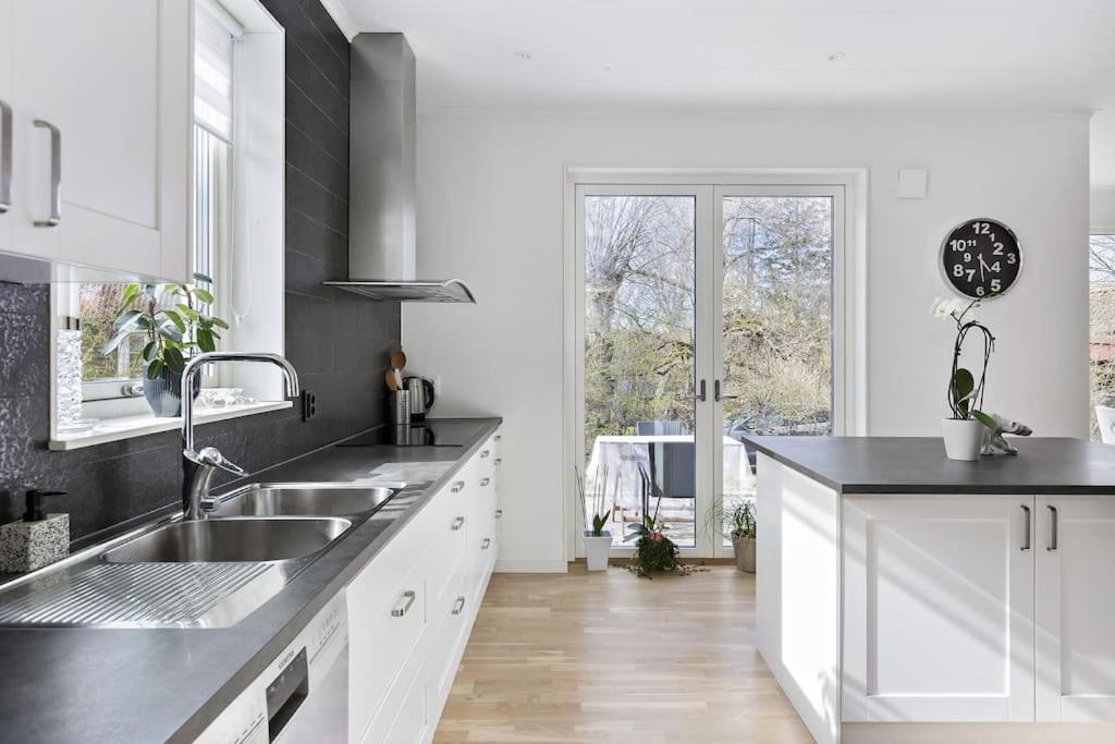 Modernt Hus Med Parkeringsplatser Och Traedgard Villa *