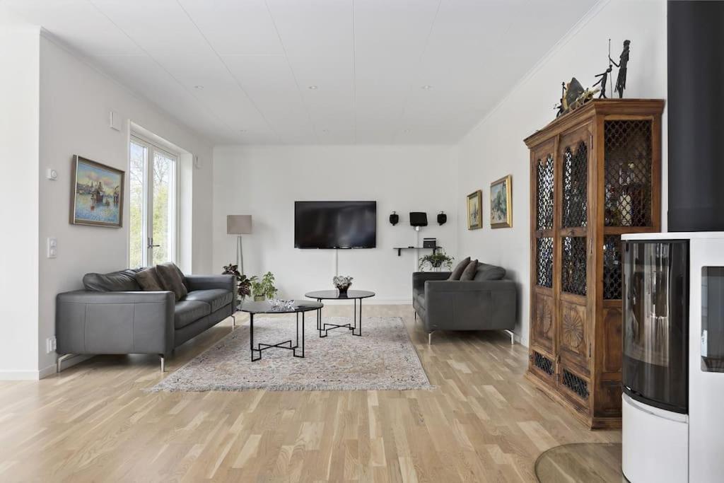 Modernt Hus Med Parkeringsplatser Och Traedgard Villa
