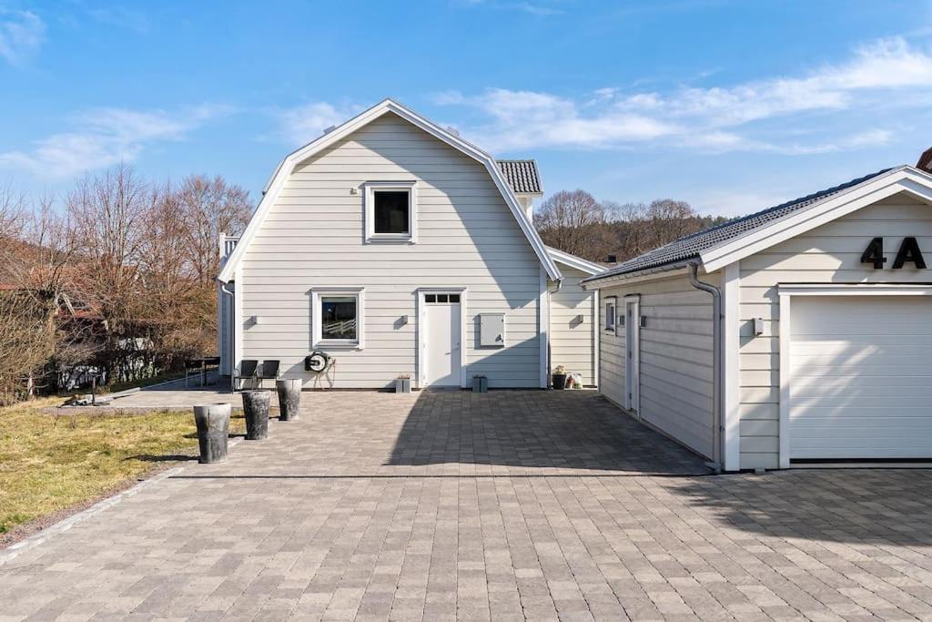 Modernt Hus Med Parkeringsplatser Och Traedgard *
