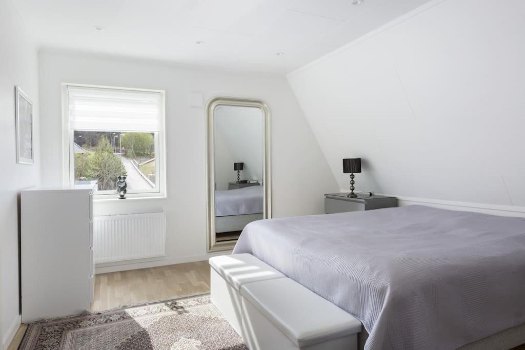 Modernt Hus Med Parkeringsplatser Och Traedgard Göteborg