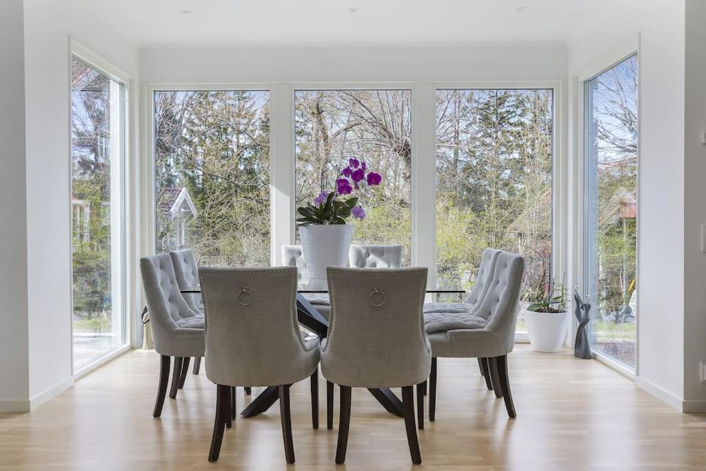 Modernt Hus Med Parkeringsplatser Och Traedgard Villa