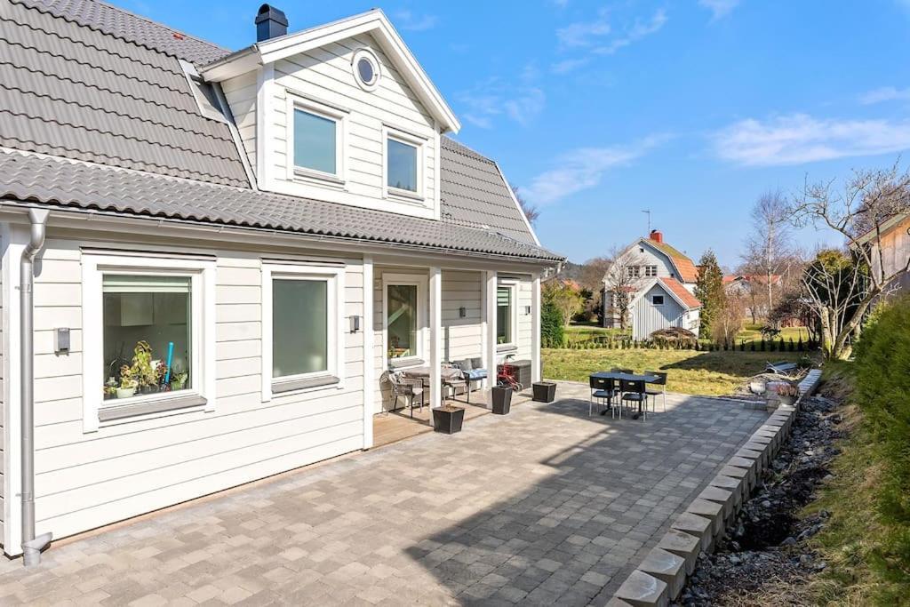 Modernt Hus Med Parkeringsplatser Och Traedgard