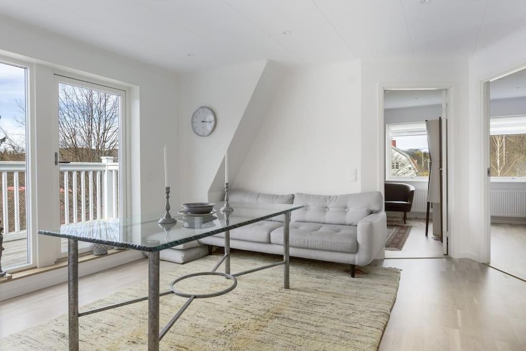 Modernt Hus Med Parkeringsplatser Och Traedgard *